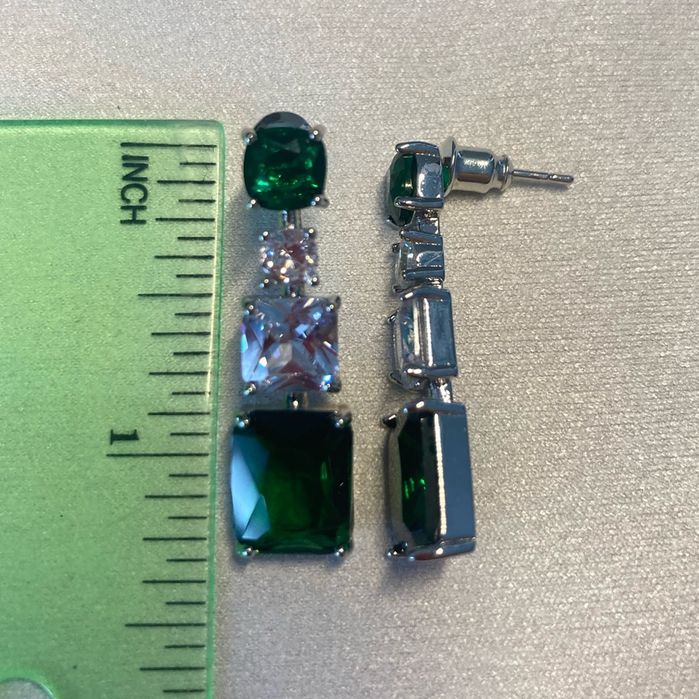 🌟 Emerald Elegant Dangle Drop Earrings - Picture 3 of 3